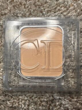 Dior forever Compact Pressed Powder - Beige 020